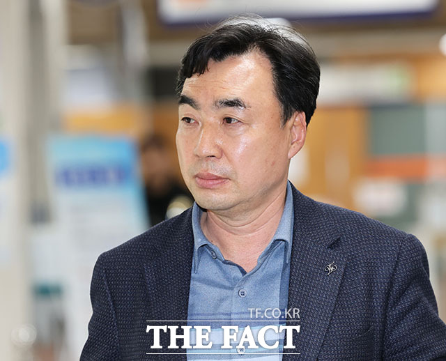 입법 로비·뇌물수수 등의 혐의를 받는 윤관석 전 의원이 22일 오후 서울 서초구 서울중앙지방법원에서 열린 공판에 출석하고 있다. /서예원 기자