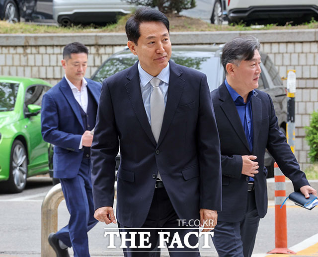 오세훈 서울시장이 22일 오전 서울 서초구 서울중앙지방법원에서 열린 '명태균 여론조사 의혹' 사건 1심 속행 공판에 출석하고 있다. /서예원 기자