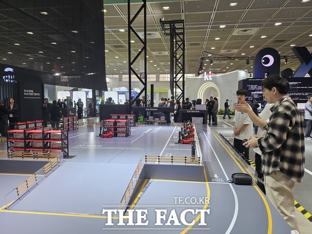 월드IT쇼를 찾은 관람객이 SK텔레콤 부스를 찾아 RC 지게차를 움직이며 풀스택 AI의 원리를 체험하고 있다. /최문정 기자