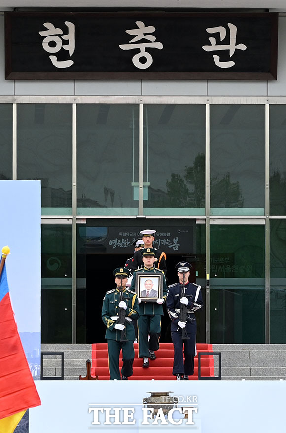 김민석 국무총리가 독립유공자 이하전 지사 유해봉환식에서 봉환사를 하고 있다.