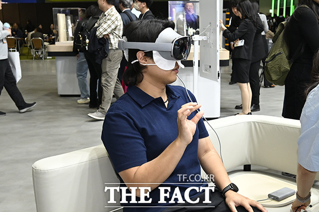 행사장이 방문객들로 붐비고 있다.