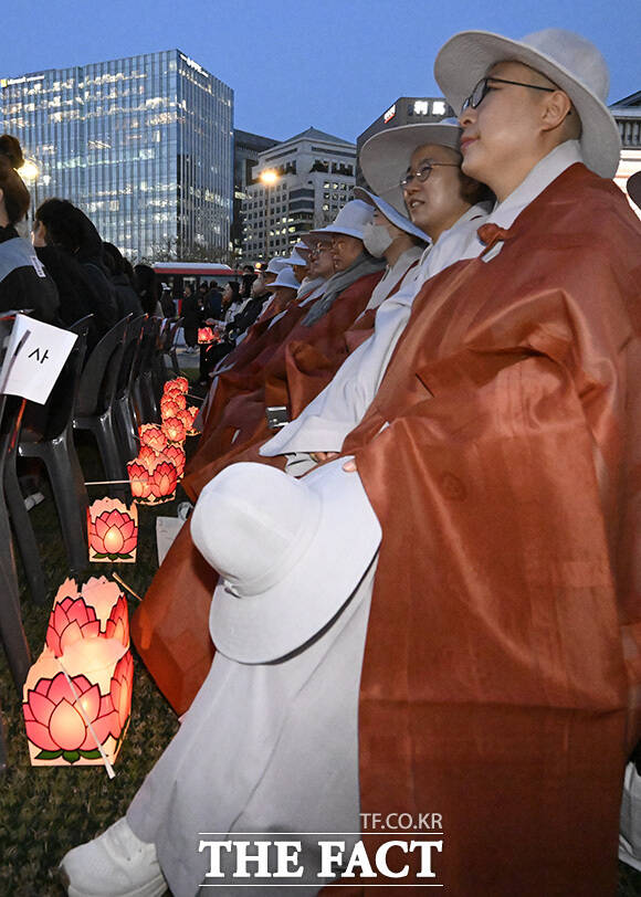 '2026년 부처님오신날 봉축점등회'가 22일 오후 서울 종로구 광화문광장에서 열린 가운데 조계종 총무원장 진우스님과 오세훈 서울시장, 정동영 통일부 장관을 비롯한 참석자들이 점등을 하고 있다. /송호영 기자