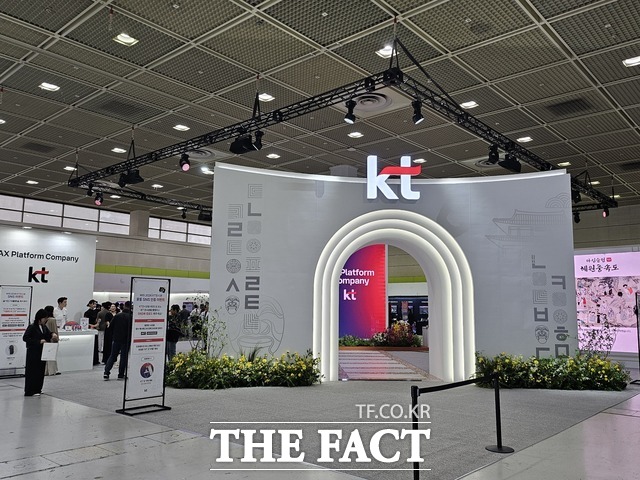 KT는 '이음'을 주제로 월드IT쇼에 참가해 다양한 AI 에이전트 기술을 선보였다. /최문정 기자
