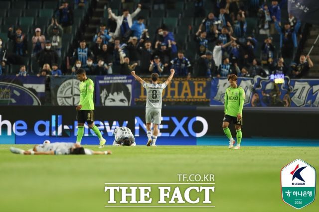 인천유나이티드 선수들이 21일 전북현대전이 끝난 뒤 그라운드에 지쳐 쓰러져있다./ 전주=K리그