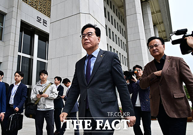 송언석 국민의힘 원내대표가 22일 오전 서울 여의도 국회 본관 앞에서 단식 농성을 이어가고 있는 안호영 더불어민주당 의원을 방문해 대화하고 있다. /국회=배정한 기자