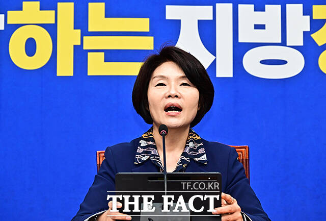 한정애 더불어민주당 정책위의장(가운데)이 22일 오전 서울 여의도 국회에서 열린 ‘대한민국 국가 정상화, 일 잘하는 지방정부' - 제9회 전국동시지방선거 더불어민주당 공약 발표 행사에 참석해 발언을 하고 있다. /국회=배정한 기자