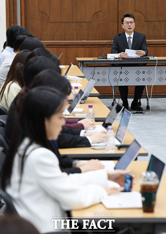 유제민 서울고등법원 공보관이 22일 오전 서울 서초구 서울중앙지방법원에서 서울고법 공보관 기자간담회를 열고 발언하고 있다. /서예원 기자