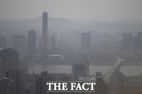  여전한 황사에 뿌연 서울 하늘 [TF사진관]