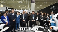 AI 로봇 살펴보는 최민희·김현·최형두 의원 [TF사진관]