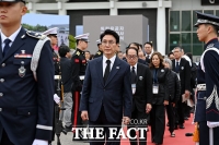  독립유공자 이하전 지사 영현 봉송하는 김민석 국무총리 [포토]