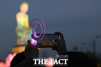  스마트폰과 함께하는 부처님 [포토]