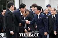  인사 나누는 김민석 총리-천하람 원내대표 [포토]