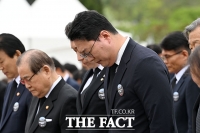  묵념하는 천하람 개혁신당 원내대표 [포토]