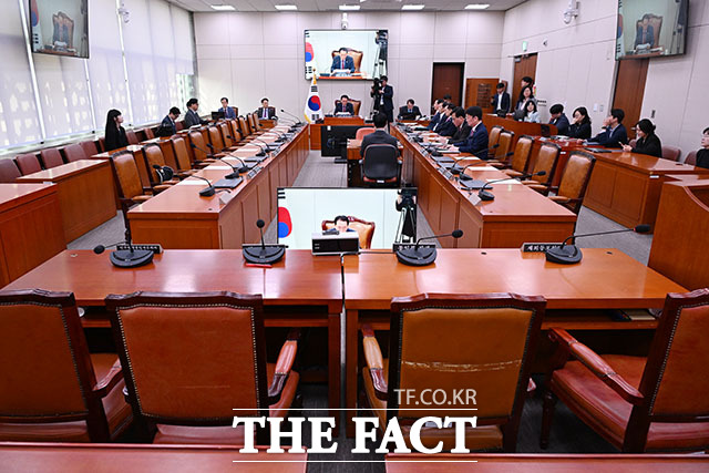 23일 오전 서울 여의도 국회에서 열린 외통위 전체회의가 국민의힘 단독 소집으로 열린 가운데 정동영 통일부 장관과 조현 외교부 장관의 자리가 비어 있다. /국회=서예원 기자