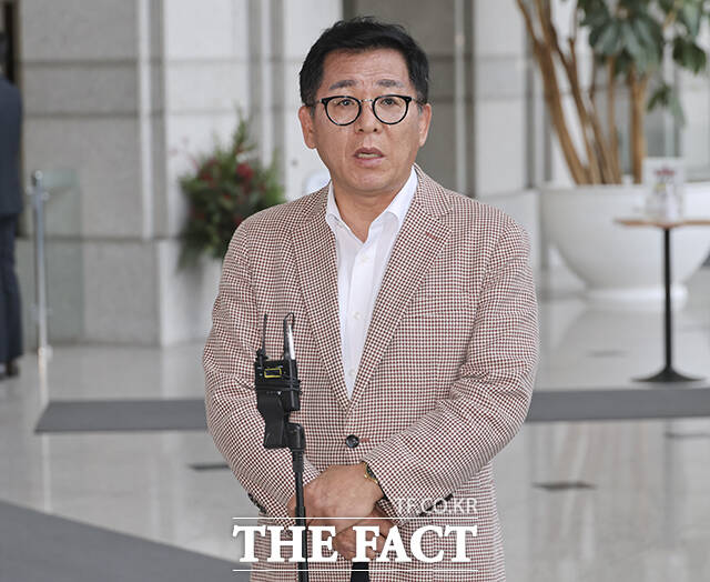 '쌍방울 주가 조작 무마 의혹' 관련 현장조사 마친 후 취재진에게 브리핑하는 이상휘 국민의힘 의원.