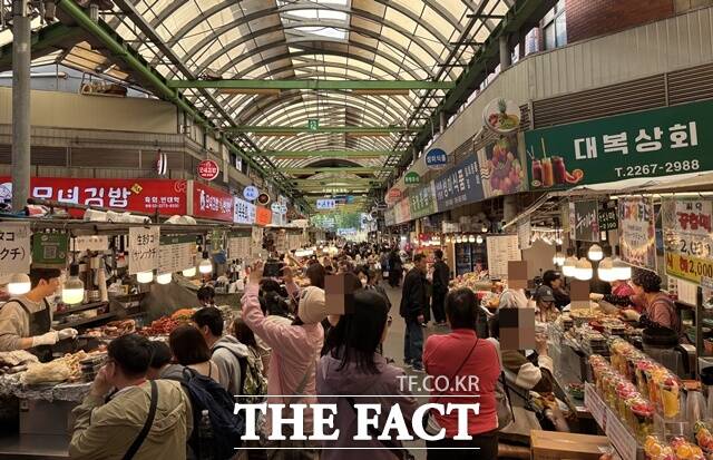 23일 오후 방문한 광장시장의 일부 노점상들은 손님들에게 