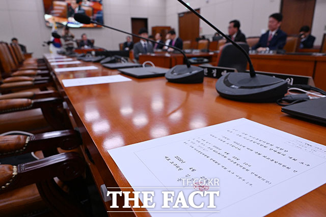 23일 오전 서울 여의도 국회에서 열린 외통위 전체회의가 국민의힘 단독 소집으로 열린 가운데 정동영 통일부 장관과 조현 외교부 장관의 자리가 비어 있다. /국회=서예원 기자