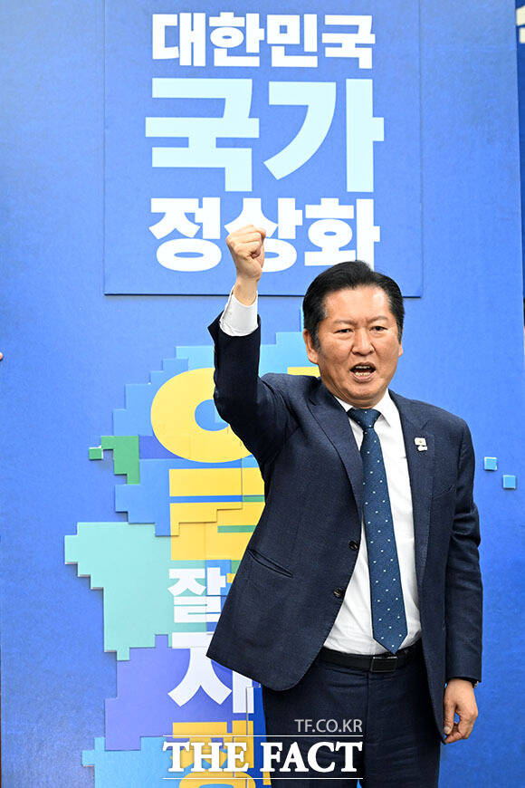 정청래 더불어민주당 대표가 ‘대한민국 국가 정상화’ 퍼즐을 완성한 후 포즈를 취하고 있다.
