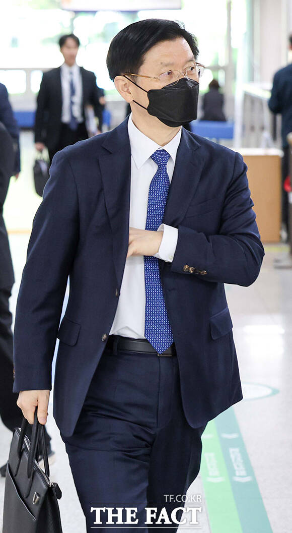 박종준 전 대통령 경호처장, 김성훈 전 대통령 경호처 차장, 이광우 전 대통령 경호처 경호본부장(왼쪽부터)이 23일 서울 서초구 서울중앙지법에서 열린 특수공무집행방해 등 혐의와 관련한 공판에 참석하고 있다. /남윤호 기자