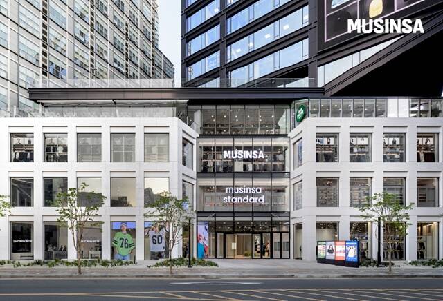 단일 매장 기준 국내 최대 규모의 패션·뷰티 스토어 '무신사 메가스토어 성수'가 24일 베일을 벗는다. 무신사가 선보이는 두 번째 메가스토어로 2000평 규모의 입점 브랜드들은 1000여개에 달한다. /무신사