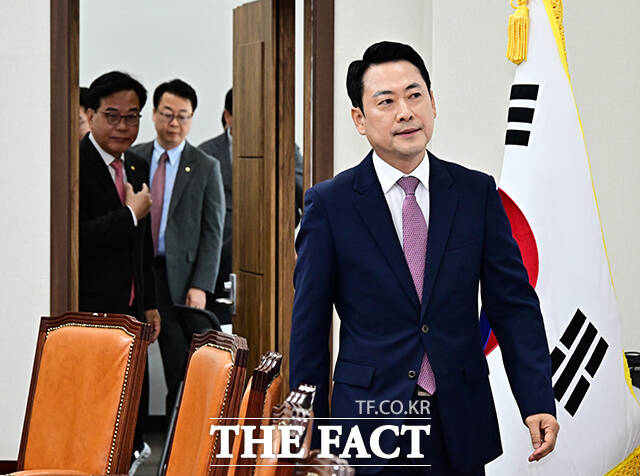 장동혁 국민의힘 대표(가운데)가 23일 오전 서울 여의도 국회에서 열린 최고위원회의에 참석해 모두발언을 하고 있다. /국회=배정한 기자