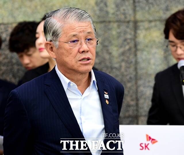 최신원 SK네트웍스 명예회장이 지난 2018년 8월 서울 종로구 SK서린빌딩에서 열린 고 최종현 SK그룹 선대회장 20주기 사진전 개막식에 참석하고 있다. /더팩트 DB