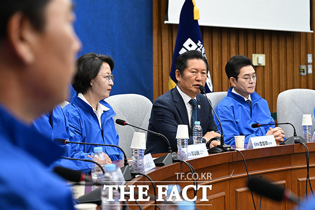 정청래 더불어민주당 대표가 모두 발언을 하고 있다.