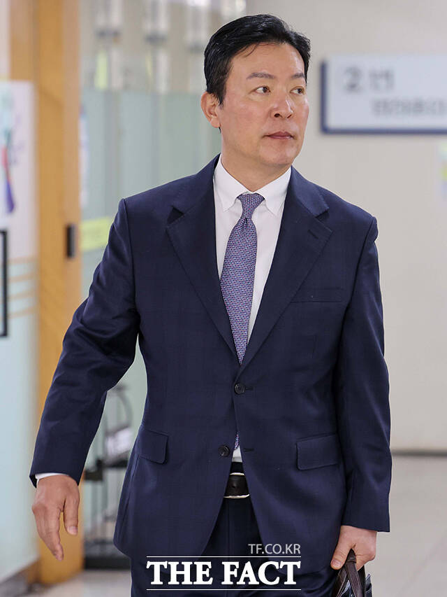 박종준 전 대통령 경호처장, 김성훈 전 대통령 경호처 차장, 이광우 전 대통령 경호처 경호본부장(왼쪽부터)이 23일 서울 서초구 서울중앙지법에서 열린 특수공무집행방해 등 혐의와 관련한 공판에 참석하고 있다. /남윤호 기자