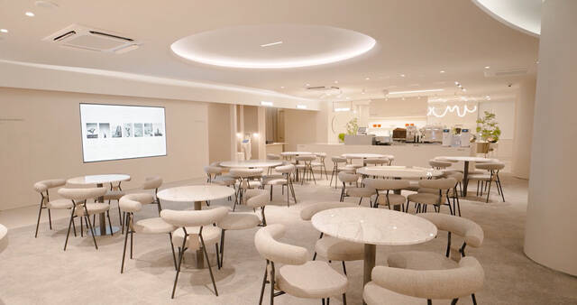 건강 관리 방식이 병원이나 헬스장 등 특정 목적지를 방문하던 과거에서 벗어나, 일상 속에서 자연스럽게 실천하는 '생활형 웰니스'로 진화하고 있다. 사진은 세라젬 웰라운지. /세라젬