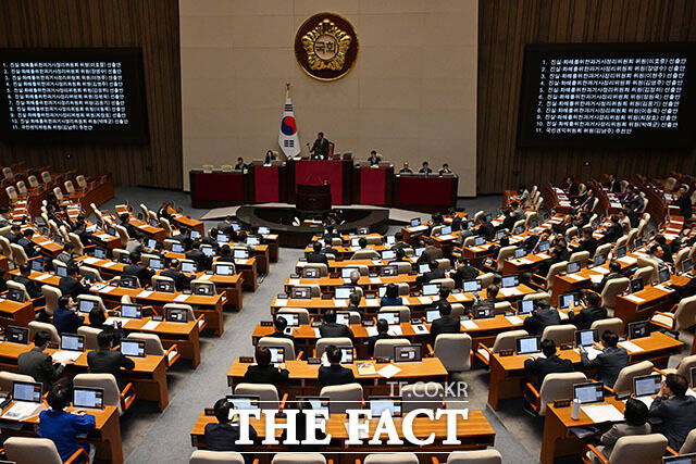 우원식 국회의장이 23일 오후 서울 여의도 국회에서 열린 제 434회국회(임시회) 7차 본회의에서 의사봉을 두드리고 있다. /국회=서예원 기자