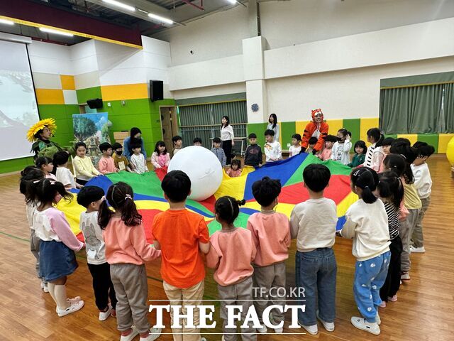 도내 한 유치원 원아들이 교육활동에 참여하고 있는 모습 /충남도교육청