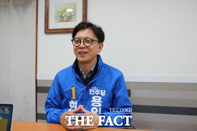 <더팩트>와 인터뷰 하는 현근택 더불어민주당 용인시장 예비후보. /박아론 기자