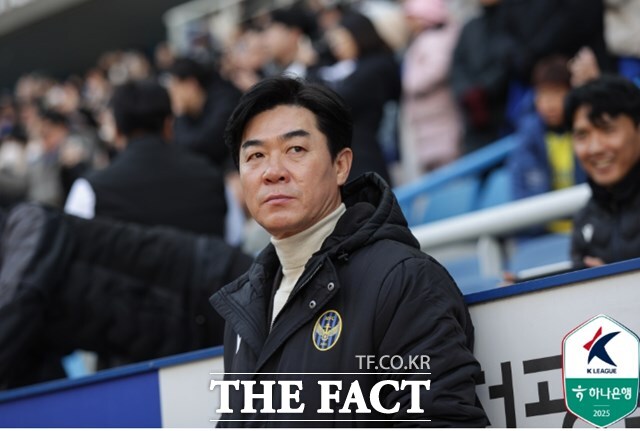 인맥의 벽을 넘어 ‘야전침대’ 전술로 리더십을 증명하고 있는 인천유나이티드FC의 윤정환 감독/ K리그
