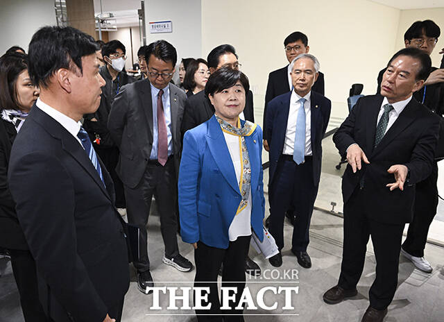 서영교 국조특위 위원장 등 위원들이 현장조사를 위해 열람실로 이동하고 있다.