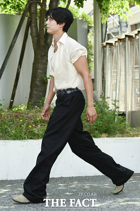 박보검이 포즈를 취하고 있다.