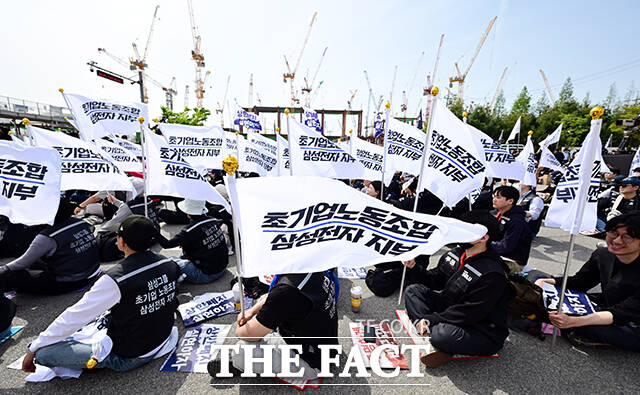 최승호 삼성전자 초기업노조 위원장(가운데) 23일 오후 경기 삼성전자 평택캠퍼스 앞에서 열린 '4.23 투쟁 결의대회'에 참석해 크레인 위에서 발언을 하고 있다. /평택=임영무 기자