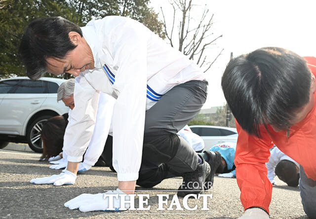정치권에서는 단순한 다자구도 여부보다 선거 과정에서 나타나는 판세의 변화 흐름을 조 대표가 얼마나 주도할 수 있느냐의 문제라는 분석이 나온다. 사진은 조국 조국혁신당 대표와 서왕진 조국혁신당 원내대표, 손솔 진보당 의원, 한창민 사회민주당 대표, 신지혜 기본소득당 최고위원 등 개혁진보4당 지도부가 지난달 26일 서울 여의도 국회 본청 앞에서 중대선거구제 도입 등 정치개혁을 촉구하며 삼보일배 행진을 하는 모습. /이새롬 기자