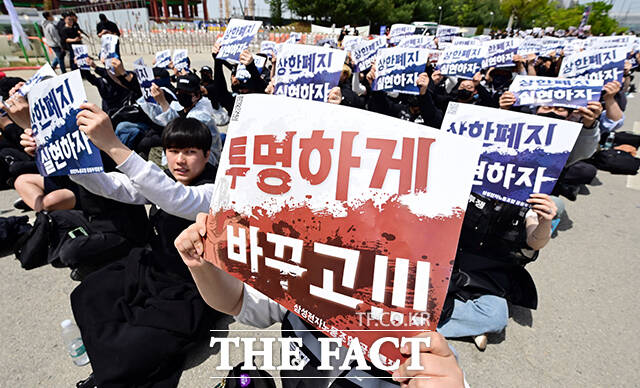 최승호 삼성전자 초기업노조 위원장(가운데) 23일 오후 경기 삼성전자 평택캠퍼스 앞에서 열린 '4.23 투쟁 결의대회'에 참석해 크레인 위에서 발언을 하고 있다. /평택=임영무 기자