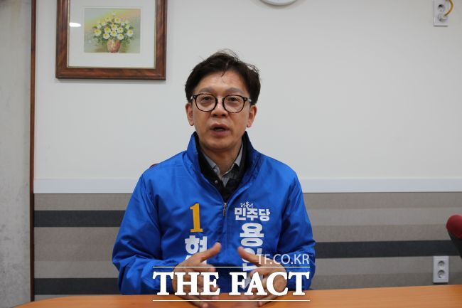 지난 20일 <더팩트>와 인터뷰 하는 현근택 더불어민주당 용인시장 예비후보. /박아론 기자