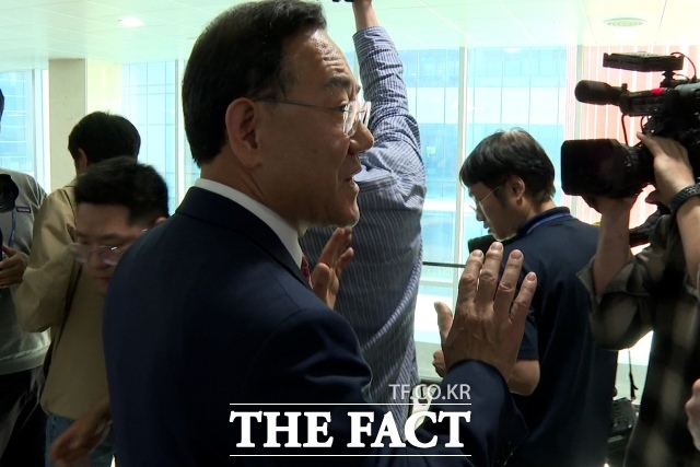 국민의힘 대구시장 후보 공천신청을 했다가 컷오프(배제)된 주호영 국회 부의장이 23일 오후 국회 소통관에서 대구시장 선거 불출마 기자회견을 한 후 기자에게 감사 인사를 전하고 있다. /국회의사당=김기범 기자