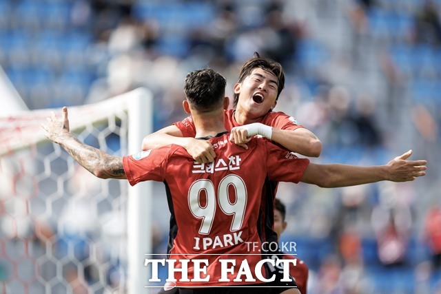 부산의 연승행진에 힘을 보태고 있는 백가온과 크리스찬./K리그