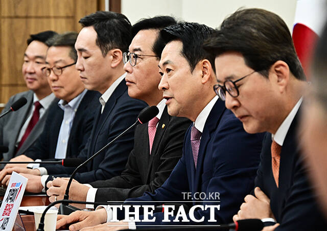 장동혁 국민의힘 대표(가운데)가 23일 오전 서울 여의도 국회에서 열린 최고위원회의에 참석해 모두발언을 하고 있다. /국회=배정한 기자