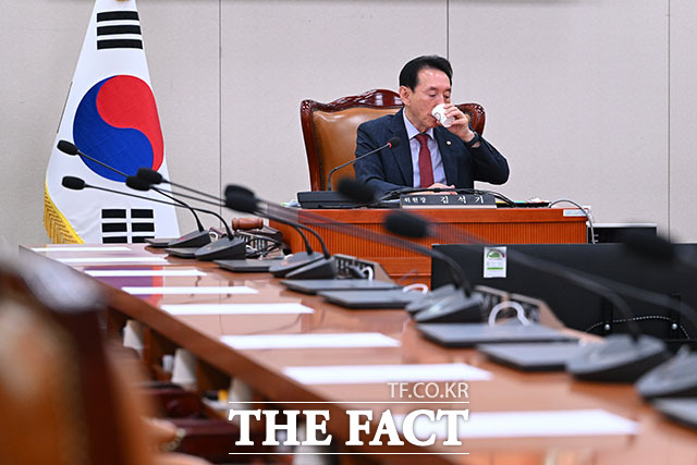 23일 오전 서울 여의도 국회에서 열린 외통위 전체회의가 국민의힘 단독 소집으로 열린 가운데 정동영 통일부 장관과 조현 외교부 장관의 자리가 비어 있다. /국회=서예원 기자