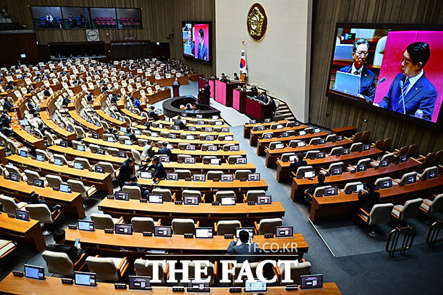 진실·화해를위한과거사정리위원회(진화위) 위원 선출안이 국회 본회의 문턱을 넘었다. 사진은 13일 국회에서 열린 제434국회(임시회) 4차 본회의·사회·문화에 대한 대정부질문에 참석해 질의를 하고 있는 김영호 민주당 의원. /배정한 기자