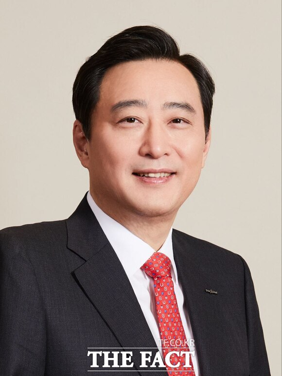 24일 금융투자업계에 따르면 김남구 한국투자금융지주 대표이사 회장이 20년 넘게 지주와 핵심 자회사 한국투자증권 이사회 의장을 겸직하고 있어 지배구조 개선 흐름에 역행한다는 지적이 나온다. /한국투자금융지주