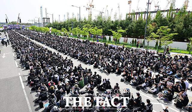 최승호 삼성전자 초기업노조 위원장(가운데) 23일 오후 경기 삼성전자 평택캠퍼스 앞에서 열린 '4.23 투쟁 결의대회'에 참석해 크레인 위에서 발언을 하고 있다. /평택=임영무 기자