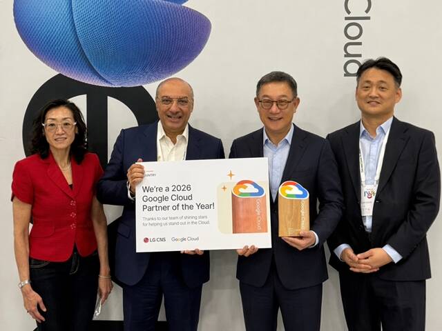 현신균 LG CNS CEO(왼쪽에서 3번째)와 김태훈 AI·클라우드 사업부장(왼쪽에서 4번째)이 구글 클라우드 파트너 어워즈에서 '올해의 파트너 2026' 한국 부문에 선정된 후 구글 클라우드 경영진과 기념 촬영을 하고 있다. /LG CNS