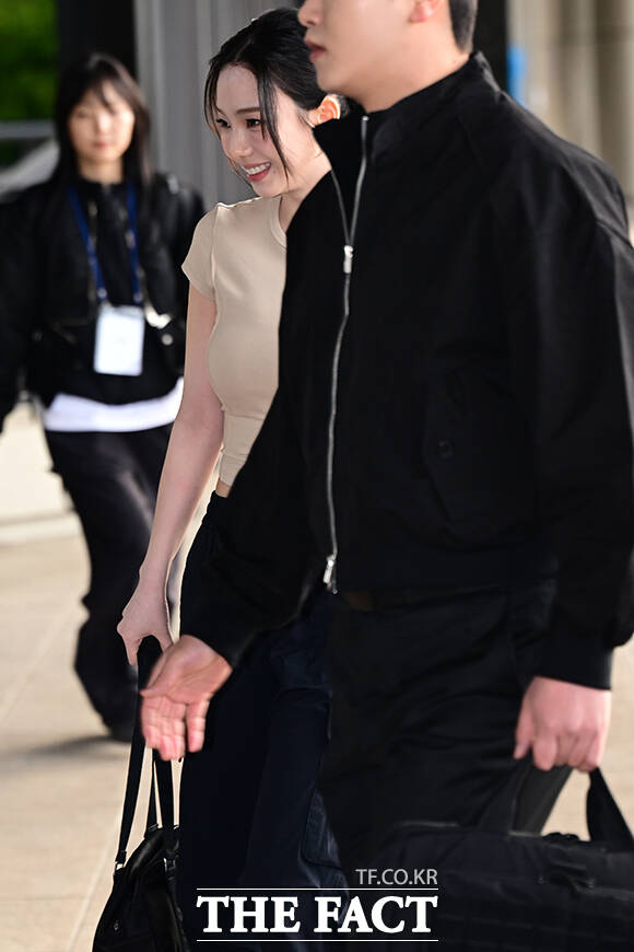 카리나는 이날 상하이에서 열리는 MLB 오프라인 이벤트에 참석하기 위해 출국길에 나섰다.