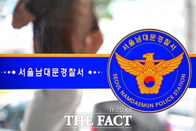 서울 남대문경찰서는 서울역 광장에서 다툼을 벌이다 군용삽을 휘두른 60대 남성 A 씨를 특수협박 혐의로 현행범 체포했다고 23일 밝혔다. /남윤호 기자