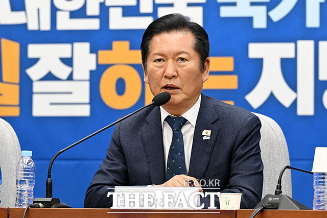 정청래 더불어민주당 대표가 모두 발언을 하고 있다.